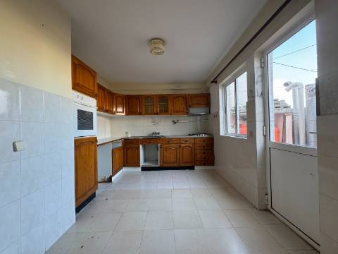 Edifício com Loja no R/C e 9 Apartamentos em Ponta Delgada