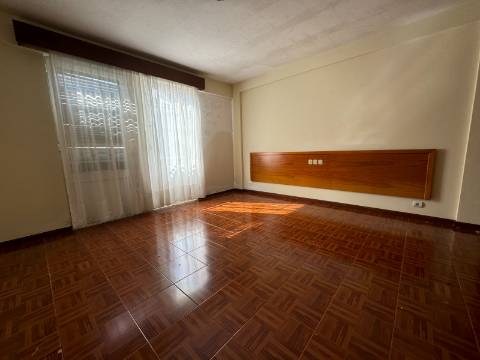 Edifício com Loja no R/C e 9 Apartamentos em Ponta Delgada