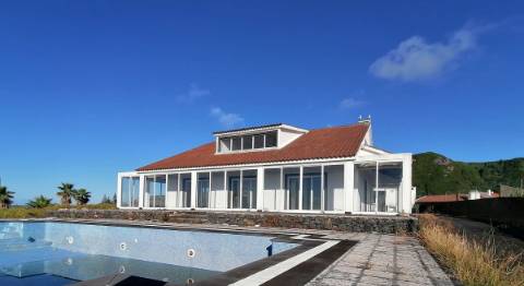 Oportunidade Única - Moradia com Vista Deslumbrante nos Mosteiros!