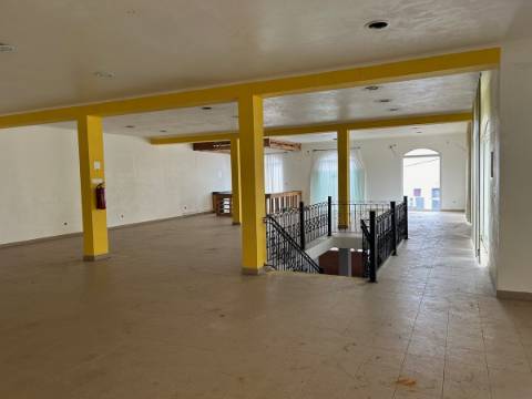 Edifício Comercial na Achadinha Concelho do Nordeste