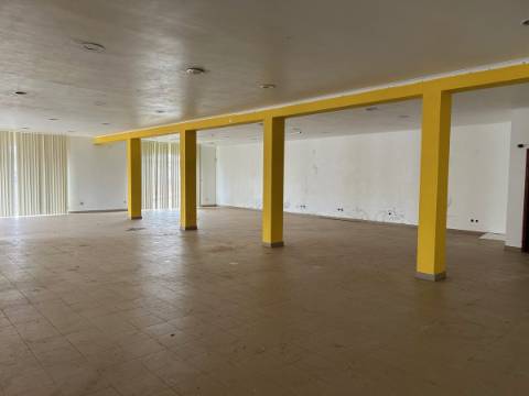 Edifício Comercial na Achadinha Concelho do Nordeste