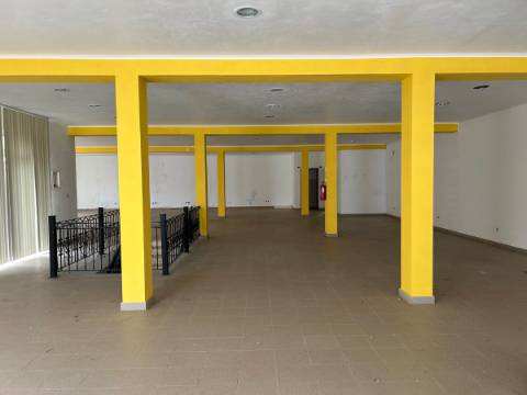 Edifício Comercial na Achadinha Concelho do Nordeste