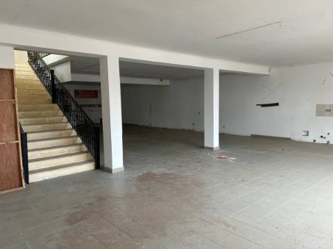 Edifício Comercial na Achadinha Concelho do Nordeste