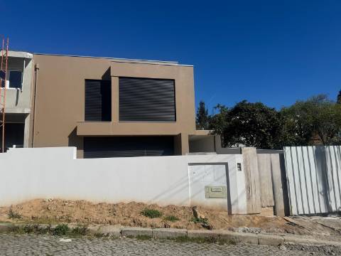 Moradia T3 de 3 frentes | Classe Energética A | Em fase final de construção