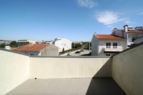 Moradia T4 com garagem para 2 carros, salão e jardim | Valbom - Gondomar