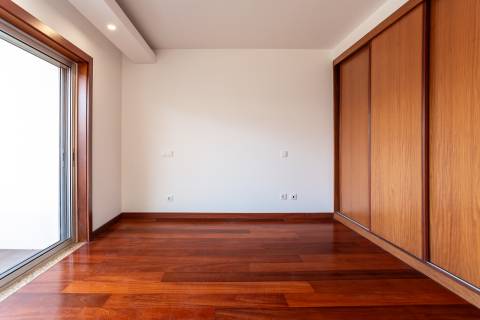 Moradia T4+1 renovada com jardim no Condomínio Quinta do Sardão