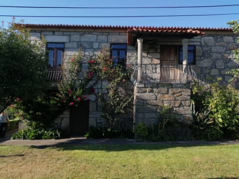Quinta Senhorial em Pedra com Jardim, Terreno e Vista Desafogada - Um Refúgio de Charme e Tradição