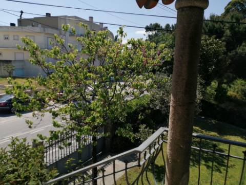 Quinta Senhorial em Pedra com Jardim, Terreno e Vista Desafogada - Um Refúgio de Charme e Tradição