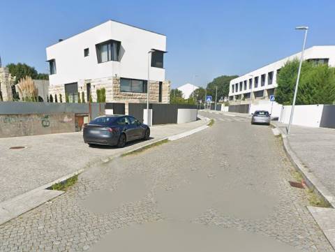 Moradia T4 contemporânea com piscina, jardim, garagem e amplas áreas em Ramalde, Porto