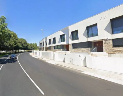 Moradia T4 contemporânea com piscina, jardim, garagem e amplas áreas em Ramalde, Porto