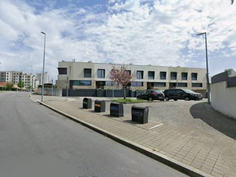 Moradia T4 contemporânea com piscina, jardim, garagem e amplas áreas em Ramalde, Porto