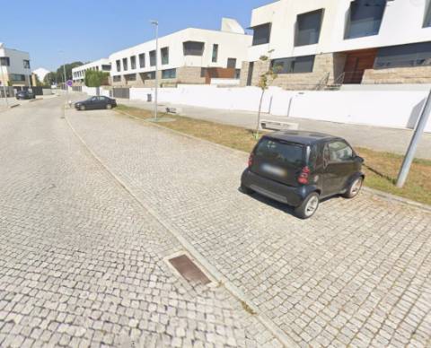 Moradia T4 contemporânea com piscina, jardim, garagem e amplas áreas em Ramalde, Porto