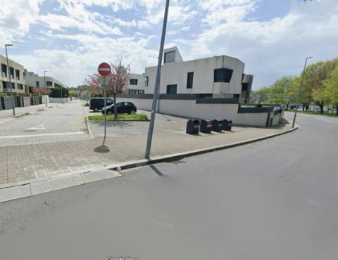 Moradia T4 contemporânea com piscina, jardim, garagem e amplas áreas em Ramalde, Porto