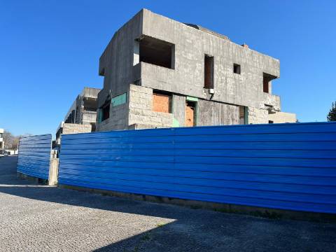 Moradia T4 contemporânea com piscina, jardim, garagem e amplas áreas em Ramalde, Porto