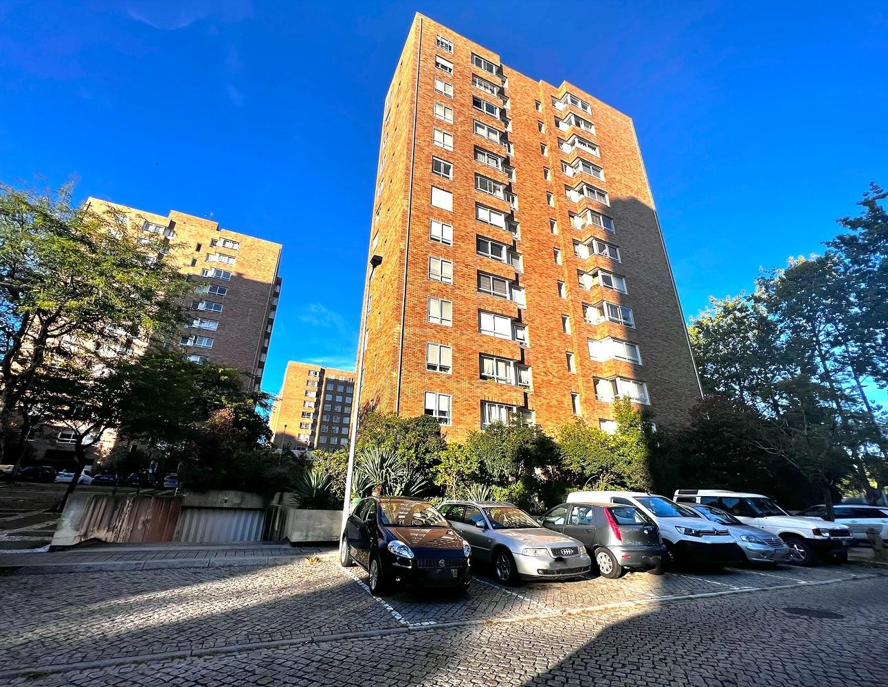 T2 Remodelado em Ramalde com Garagem e Arrumos