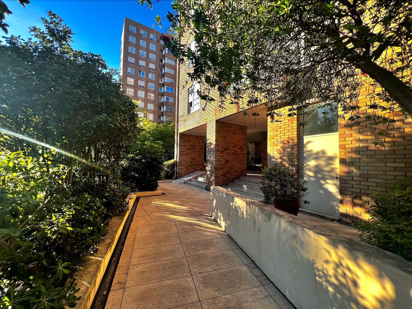 T2 Remodelado em Ramalde com Garagem e Arrumos