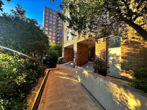 T2 Remodelado em Ramalde com Garagem e Arrumos