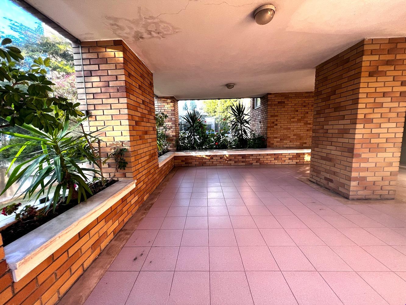 T2 Remodelado em Ramalde com Garagem e Arrumos