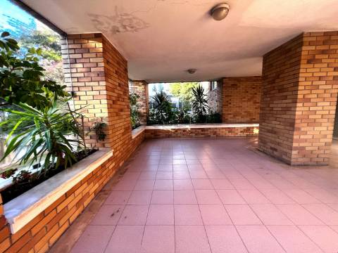 T2 Remodelado em Ramalde com Garagem e Arrumos
