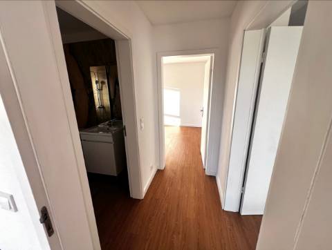 T2 Remodelado em Ramalde com Garagem e Arrumos