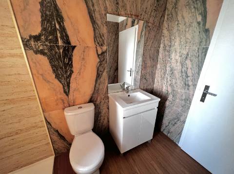 T2 Remodelado em Ramalde com Garagem e Arrumos