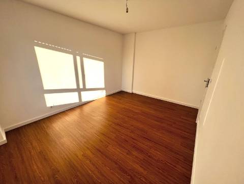 T2 Remodelado em Ramalde com Garagem e Arrumos
