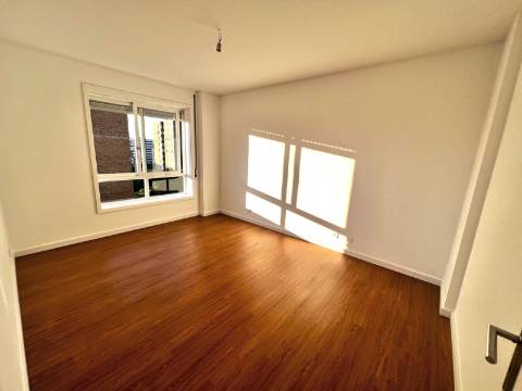T2 Remodelado em Ramalde com Garagem e Arrumos