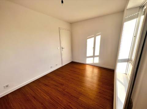 T2 Remodelado em Ramalde com Garagem e Arrumos