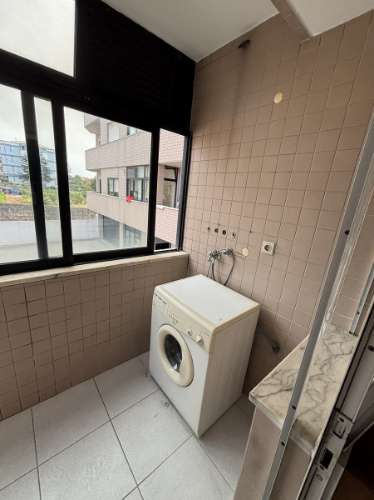 T2 em Ramalde com varanda envolvente e elevador
