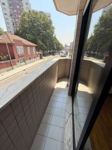 T2 em Ramalde com varanda envolvente e elevador
