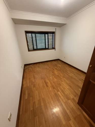 T2 em Ramalde com varanda envolvente e elevador
