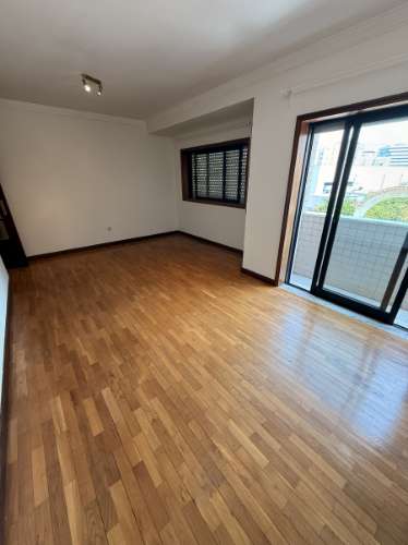 T2 em Ramalde com varanda envolvente e elevador
