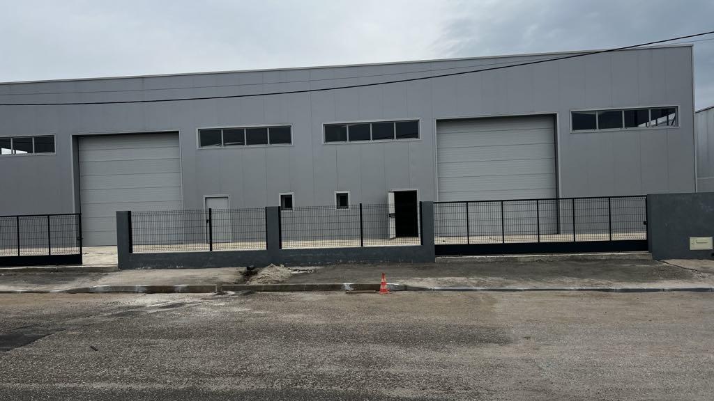 Armazém construído recentemente em Zona de Atividades Económicas | Possibilidade de Venda Conjunta