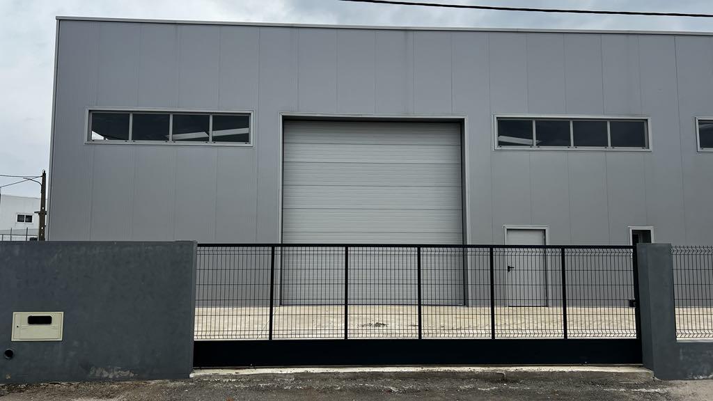 Armazém construído recentemente em Zona de Atividades Económicas | Possibilidade de Venda Conjunta
