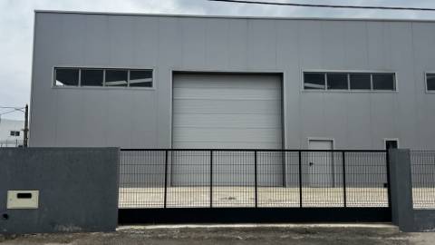 Armazém construído recentemente em Zona de Atividades Económicas | Possibilidade de Venda Conjunta
