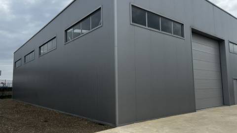 Armazém construído recentemente em Zona de Atividades Económicas | Possibilidade de Venda Conjunta