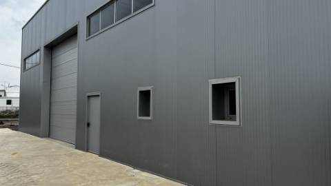 Armazém construído recentemente em Zona de Atividades Económicas | Possibilidade de Venda Conjunta