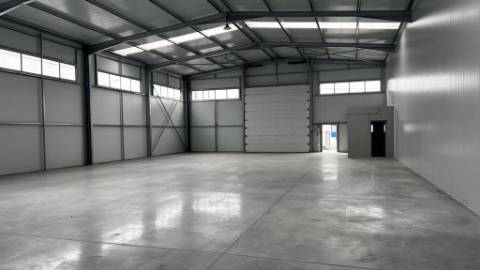Armazém construído recentemente em Zona de Atividades Económicas | Possibilidade de Venda Conjunta