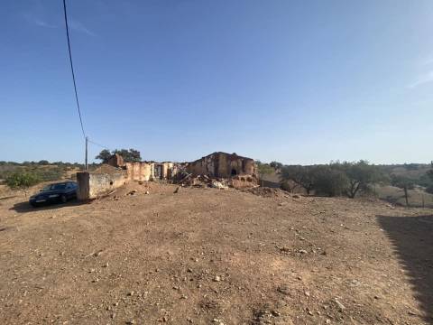 Propriedade de 35 ha - com Monte em Ruínas em Serpa