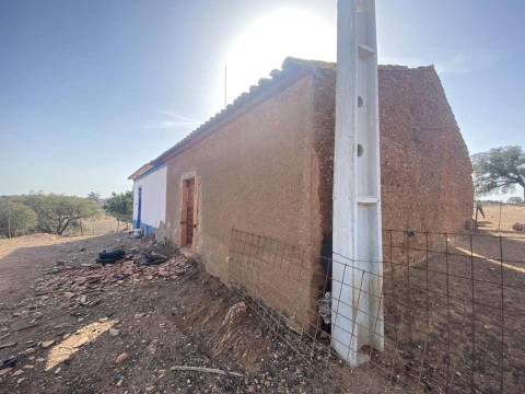 Propriedade de 35 ha - com Monte em Ruínas em Serpa