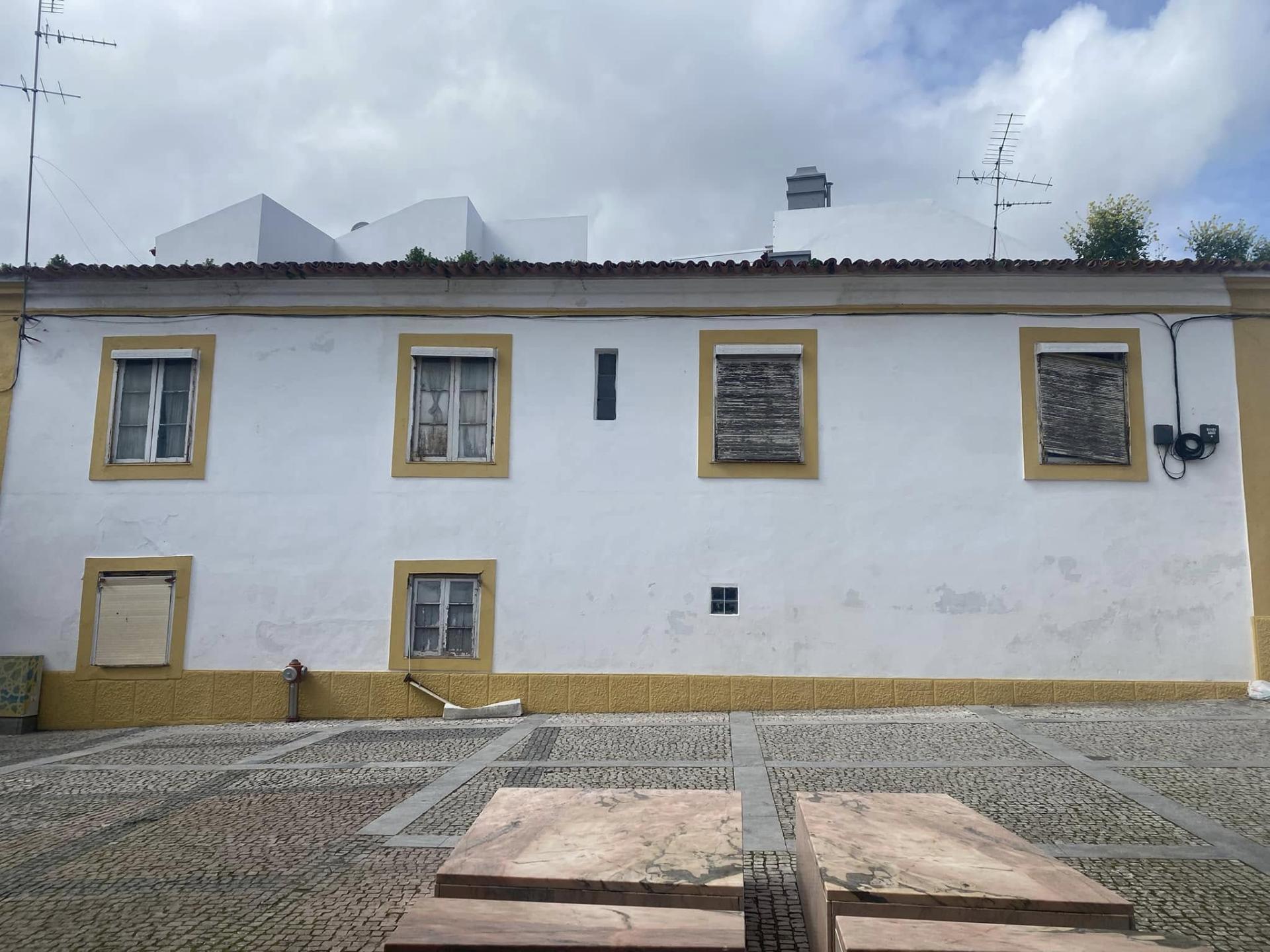 Moradia Ampla por recuperar - localização central na cidade de Beja