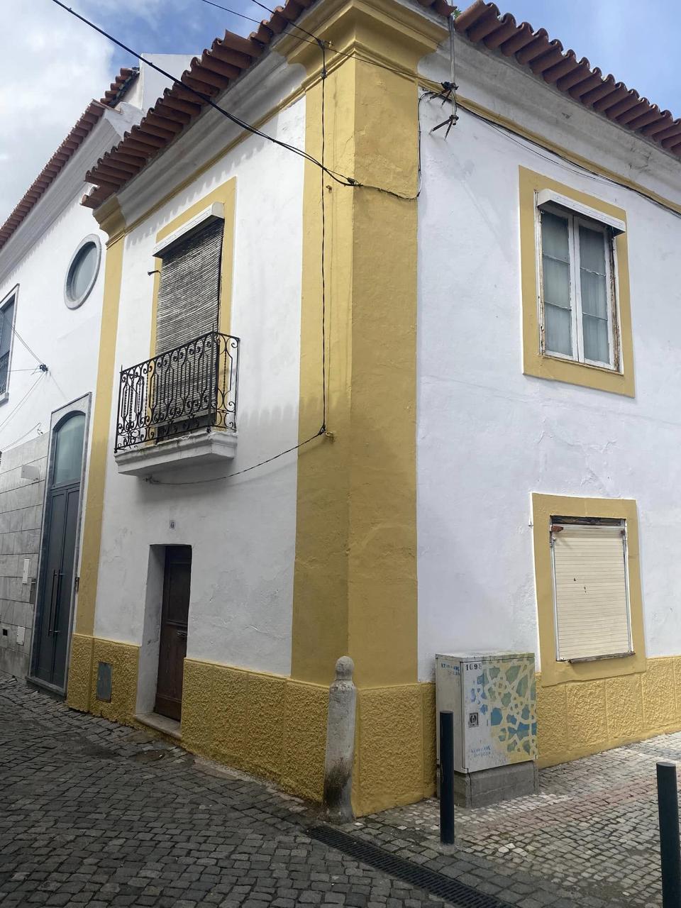 Moradia Ampla por recuperar - localização central na cidade de Beja