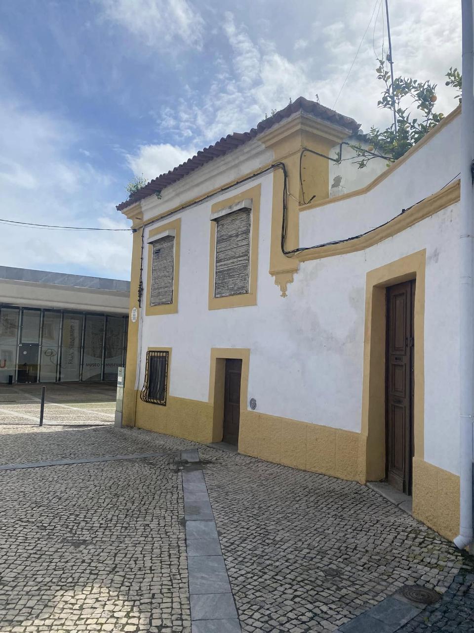 Moradia Ampla por recuperar - localização central na cidade de Beja
