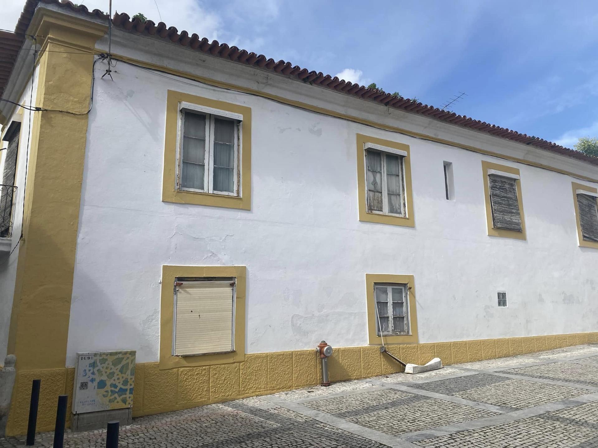 Moradia Ampla por recuperar - localização central na cidade de Beja