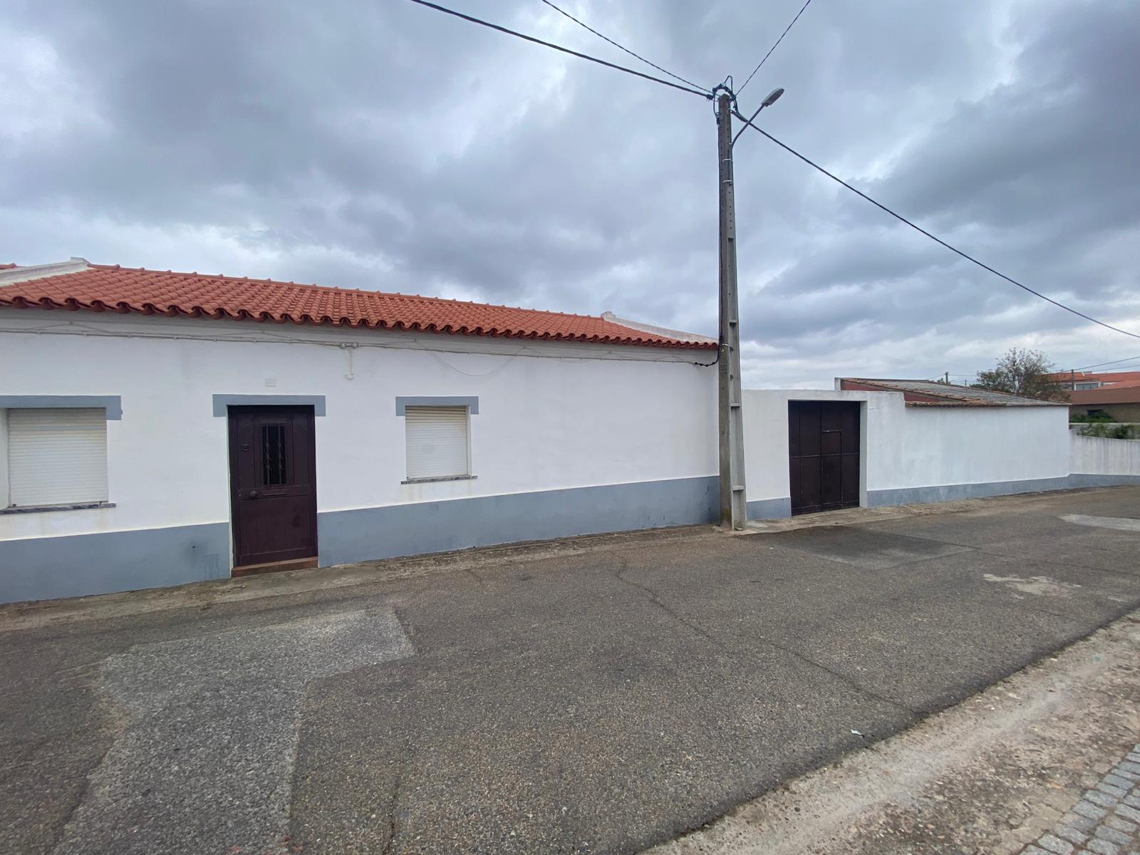 Moradia Térrea Remodelada com Amplo Terreno em Vale de Vargo , Serpa