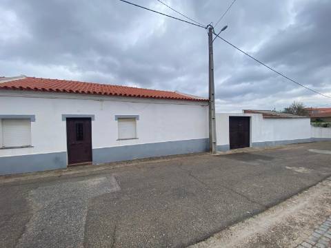 Moradia Térrea Remodelada com Amplo Terreno em Vale de Vargo , Serpa