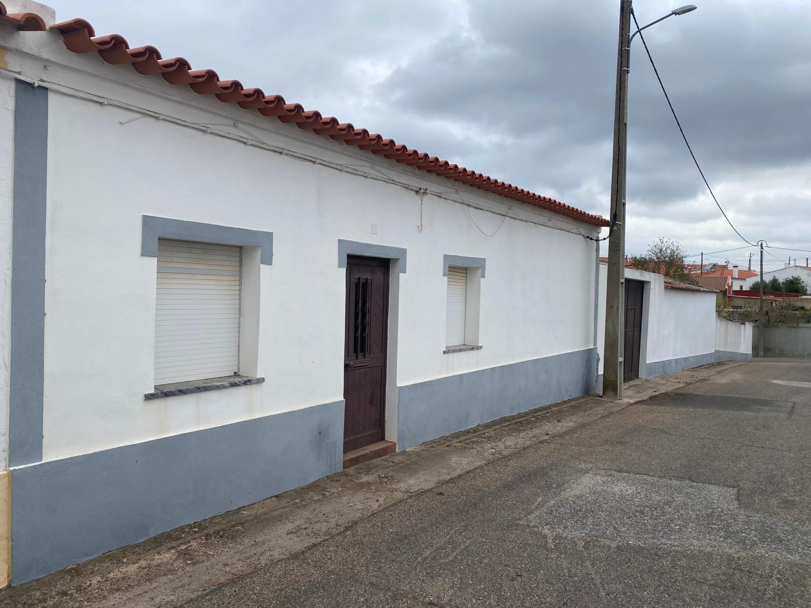 Moradia Térrea Remodelada com Amplo Terreno em Vale de Vargo , Serpa