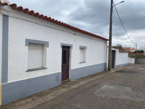 Moradia Térrea Remodelada com Amplo Terreno em Vale de Vargo , Serpa