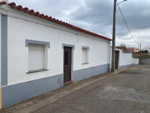 Moradia Térrea Remodelada com Amplo Terreno em Vale de Vargo , Serpa