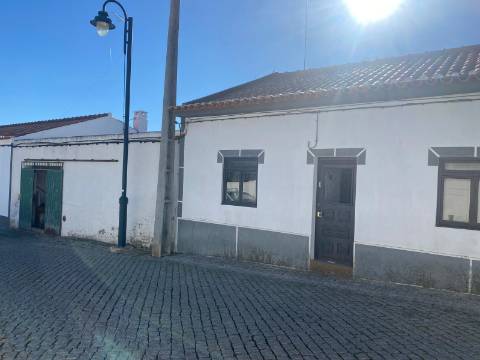 Moradia T4 com Quintal Amplo e Garagem - Oportunidade para Remodelar ao Seu Gosto